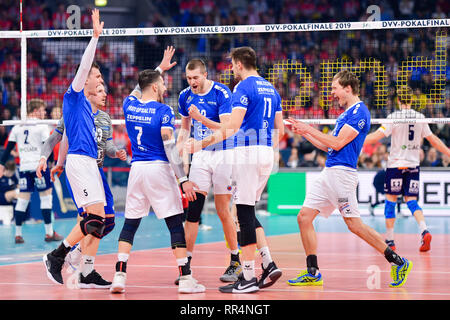 Mannheim, Allemagne. Feb 24, 2019. Volley-ball, les hommes : les AP Cup, SVG Lüneburg - VfB Friedrichshafen, final, dans le SAP Arena. L'équipe de Friedrichshafen se réjouit de la victoire. Credit : Uwe Anspach/dpa/Alamy Live News Banque D'Images