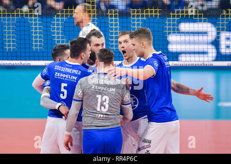 Mannheim, Allemagne. Feb 24, 2019. Volley-ball, les hommes : les AP Cup, SVG Lüneburg - VfB Friedrichshafen, final, dans le SAP Arena. L'équipe de Friedrichshafen célèbre une victoire point. Credit : Uwe Anspach/dpa/Alamy Live News Banque D'Images