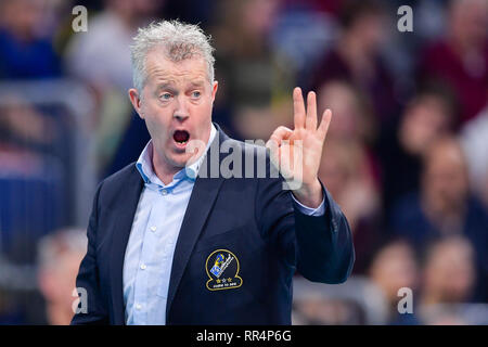 Mannheim, Allemagne. Feb 24, 2019. Volley-ball, les hommes : les AP Cup, SVG Lüneburg - VfB Friedrichshafen, final, dans le SAP Arena. Friedrichshafen Vital Heynen formateur gestes. Credit : Uwe Anspach/dpa/Alamy Live News Banque D'Images