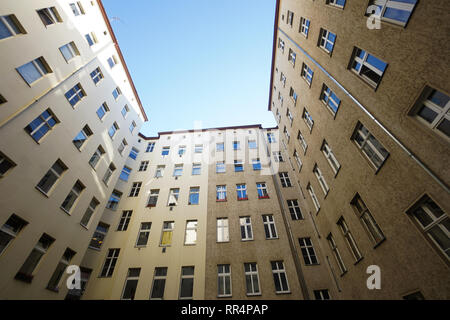 Berlin, Allemagne. Feb 24, 2019. Vue dans la cour intérieure de l'Dieffenbachstraße 29. Le bâtiment a été vendu au début de janvier. En raison du prix d'achat, les locataires supposer maintenant que le propriétaire est un élément fondamental de la planification de la modernisation de la chambre afin d'être en mesure de louer les appartements à un prix beaucoup plus élevé. Credit : Jörg Carstensen/dpa/Alamy Live News Banque D'Images