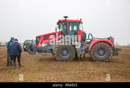 Bandon, Cork, Irlande. 24 Février, 2019. Reamond Paddy, Baltimore et Denis Murphy d'Kilbrittian voir le premier Russe construit 1971 Chevrolet Chevelle424 tracteur en Irlande à l'Ouest de Cork Comté Association Labour match final qui a eu lieu sur les terres d'Norman & Ann Tanner dans Passage Rock, Bandon, Espagne Crédit : David Creedon/Alamy Live News Banque D'Images