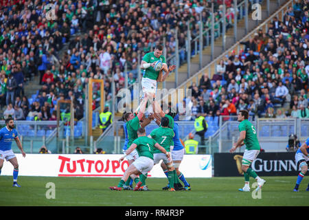 Rome, Italie. 24 Février, 2019. L'Irlande n8 Peter O'Mahony prend la balle en contact dans le match contre l'Italie au Guinness Crédit : Six Nations Massimiliano Carnabuci/Alamy Live News Banque D'Images