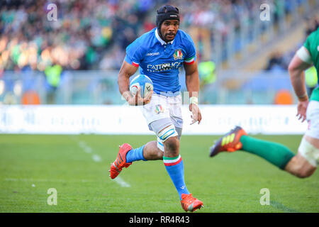 Rome, Italie. 24 Février, 2019. Le flanker Maxime Mbandà porte le ballon dans le match contre l'Irlande en Six Nations Guinness Crédit : Massimiliano Carnabuci/Alamy Live News Banque D'Images