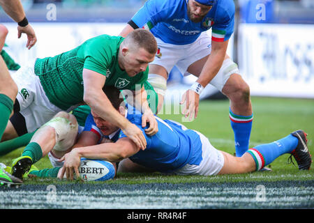 Rome, Italie. 24 Février, 2019. L'intérieur de l'Italie Luca Morisi centre marque un essai lors du match contre l'Irlande en Six Nations Guinness Crédit : Massimiliano Carnabuci/Alamy Live News Banque D'Images