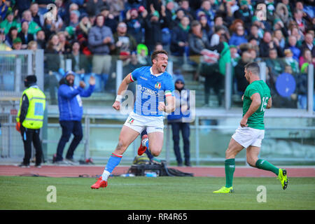 Rome, Italie. 24 Février, 2019. L'aile d'Italie Edoardo Padovani célèbre le deuxième essai du match contre l'Irlande en Six Nations Guinness Crédit : Massimiliano Carnabuci/Alamy Live News Banque D'Images