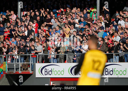 Emmen, Pays-Bas. Feb 24, 2019. EMMEN, 24-02-2019, le stade Oude Meerdijk, saison 2018/2019, l'Eredivisie néerlandaise, fans applaudissant pour FC Emmen gardien Kjell Scherpen pendant le match FC Emmen - Vitesse : Crédit Photos Pro/Alamy Live News Banque D'Images