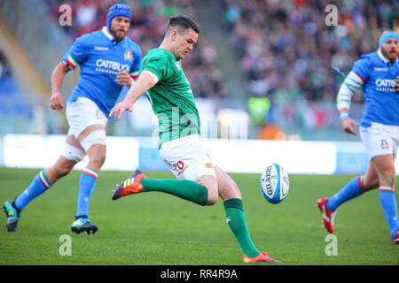 Rome, Italie. 24 Février, 2019. L'Irlande's fly moitié Johnny Sexton lance le ballon dans le match contre l'Italie au Guinness Crédit : Six Nations Massimiliano Carnabuci/Alamy Live News Banque D'Images