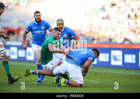 Rome, Italie. 24 Février, 2019. Ireland's full retour Rob Kearney tente d'attaquer l'Italie flanker Jimmy Tuivaiti Guinness dans les Six Nations : Massimiliano Carnabuci Crédit/Alamy Live News Banque D'Images