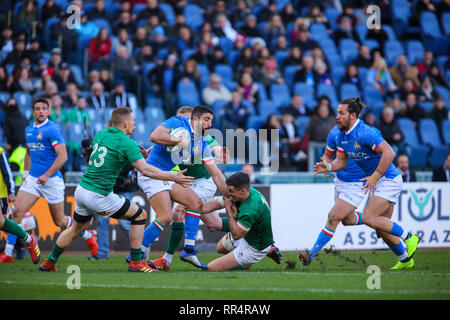 Rome, Italie. 24 Février, 2019. Le demi de mêlée Tito Tebaldi attend l'appui dans le match contre l'Irlande en Six Nations Guinness Crédit : Massimiliano Carnabuci/Alamy Live News Banque D'Images