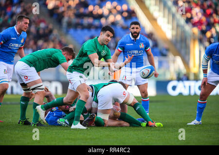 Rome, Italie. 24 Février, 2019. L'Irlande est demi de mêlée Conor Murray passe le ballon dans le match contre l'Italie au Guinness Crédit : Six Nations Massimiliano Carnabuci/Alamy Live News Banque D'Images