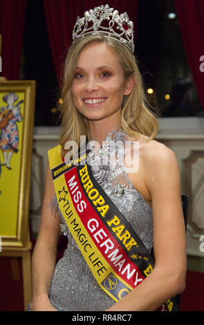 Rust, Allemagne - le 23 février 2019 : concours de beauté Miss Allemagne Élection à Europapark avec Nadine gagnant Berneis, qui travaille comme agent de police. Polizei, Polizistin, commissaire, dans le monde d'utilisation | Banque D'Images