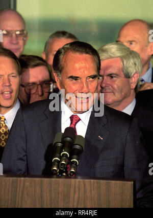 Washington, District de Columbia, Etats-Unis. 15 mai, 1996. Le chef de la majorité au Sénat des États-Unis Bob Dole (républicain du Kansas), le Parti Républicain présomptif 1996 candidat à la présidence des Etats-Unis, annonce qu'il démissionnera de son siège au Sénat au plus tard le 11 juin 1996 à se concentrer sur sa campagne présidentielle à Washington, DC le mercredi 15 mai 1996. Credit : Arnie Sachs/CNP Crédit : Arnie Sachs/CNP/ZUMA/Alamy Fil Live News Banque D'Images