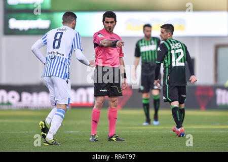 Reggio Emilia, Italie. Feb 24, 2019. Foto Claudio Grassi/LaPresse 24 febbraio 2019 Reggio Emilia (RE) Italia sport calcio Sassuolo vs SPAL - Campionato di Calcio Serie A TIM 2018/2019 - stade Mapei Stadium-Citta' del Tricolore. Nella foto : l'arbitro Fabio Maresca di Napoli Photo Claudio Grassi/LaPresse 24 février 2019 Reggio Emilia (RE) Italie Sports Football US Sassuolo Calcio vs SPAL - championnat de football italien Serie A Ligue TIM 2018/2019 - Stadium-Citta Mapei' del Tricolore stadium. Dans le pic : arbitre Fabio Maresca de Naples Crédit : LaPresse/Alamy Live News Banque D'Images