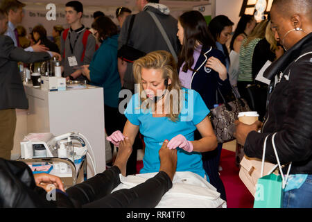 Londres, Royaume-Uni. 24 févr. 2019. Professional Beauty Salon de Londres s'ouvre à Excel, Londres. C'est le plus grand du salon de beauté et de spa avec des soins d'ongles, spa, remise en forme pour faire de l'épilation, de bronzage, de beauté et de l'équipement. Il est ouvert tous les week-end et l'un des principaux avantages de la participation à cette exposition est que vous pouvez vérifier les derniers développements, obtenir vos mains sur les nouveaux produits, comparer les prix et voir des démonstrations en direct sous le même toit. Credit : Keith Larby/Alamy Live News Banque D'Images