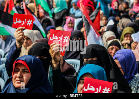 La ville de Gaza, Gaza, Palestine. 24 févr. 2019. Les comités de résistance populaires détient un grand rassemblement sur la place de Saraya, dans la ville de Gaza pour exiger la démission du Président de l'Autorité palestinienne Mahmoud Abbas. Feb 24, 2019. Le rallye vient après de nouvelles tensions entre le Hamas, Gaza, au pouvoir et l'Autorité palestinienne, dans l'Ouest : Ahmad Crédit bancaire/Hasaballah IMAGESLIVE/ZUMA/Alamy Fil Live News Banque D'Images