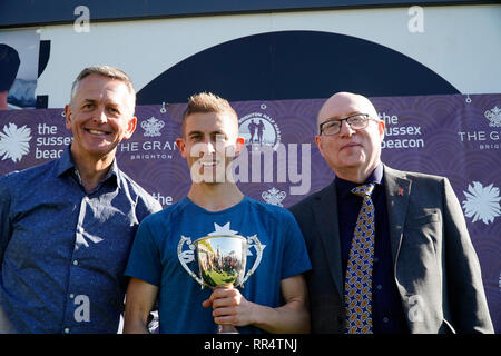 Brighton, Sussex, UK. 24 févr. 2019. Paul Navesey reçoit le trophée de la Men's première place à Brighton UK 2019 Semi-marathon. Credit : Caron Watson/Alamy Live News Banque D'Images