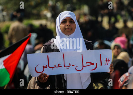 La ville de Gaza, Gaza, Palestine. 24 Feb 2019.Le Comité de résistance populaires détient un grand rassemblement sur la place de Saraya, dans la ville de Gaza pour exiger la démission du Président de l'Autorité palestinienne Mahmoud Abbas. Feb 24, 2019. Le rallye vient après de nouvelles tensions entre le Hamas, Gaza, au pouvoir et l'Autorité palestinienne, dans l'Ouest : Ahmad Crédit bancaire/Hasaballah IMAGESLIVE/ZUMA/Alamy Fil Live News Banque D'Images