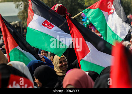 La ville de Gaza, Gaza, Palestine. 24 Feb 2019.Le Comité de résistance populaires détient un grand rassemblement sur la place de Saraya, dans la ville de Gaza pour exiger la démission du Président de l'Autorité palestinienne Mahmoud Abbas. Feb 24, 2019. Le rallye vient après de nouvelles tensions entre le Hamas, Gaza, au pouvoir et l'Autorité palestinienne, dans l'Ouest : Ahmad Crédit bancaire/Hasaballah IMAGESLIVE/ZUMA/Alamy Fil Live News Banque D'Images