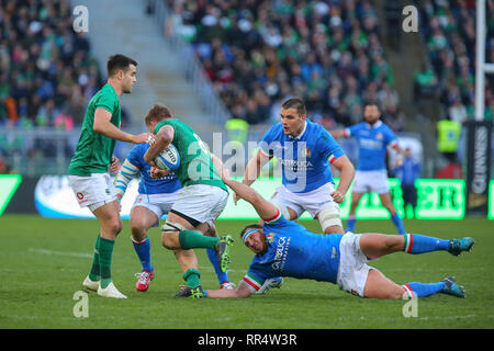 Rome, Italie. 24 Février, 2019. L'Irlande n8 Jordi Murphy rompt un plaquage dans le match contre l'Italie en Six Nations 2019 Guinness©Massimiliano Carnabuci/Alamy Live News Banque D'Images