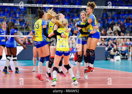 Mannheim, Allemagne. Feb 24, 2019. Volley-ball, les femmes : les AP Cup, SSC Palmberg Schwerin - MTV Stuttgart, final, dans le SAP Arena. L'équipe de Schwerin se réjouit de la victoire. Credit : Uwe Anspach/dpa/Alamy Live News Banque D'Images