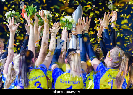 Mannheim, Allemagne. Feb 24, 2019. Volley-ball, les femmes : les AP Cup, SSC Palmberg Schwerin - MTV Stuttgart, final, dans le SAP Arena. L'équipe de Schwerin soutient le trophée. Credit : Uwe Anspach/dpa/Alamy Live News Banque D'Images