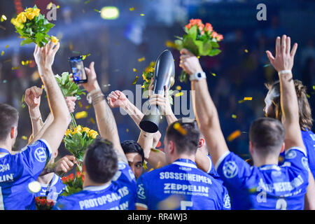 Mannheim, Allemagne. Feb 24, 2019. Volley-ball, les hommes : les AP Cup, SVG Lüneburg - VfB Friedrichshafen, final, dans le SAP Arena. L'équipe de Friedrichshafen contient jusqu'le trophée. Credit : Uwe Anspach/dpa/Alamy Live News Banque D'Images