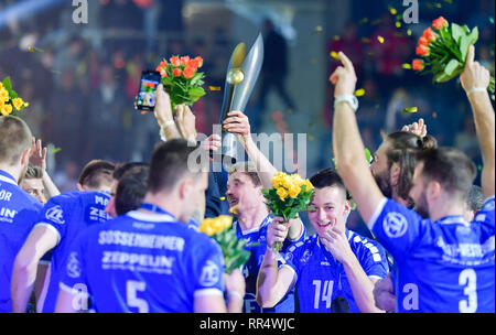 Mannheim, Allemagne. Feb 24, 2019. Volley-ball, les hommes : les AP Cup, SVG Lüneburg - VfB Friedrichshafen, final, dans le SAP Arena. L'équipe de Friedrichshafen contient jusqu'le trophée. Credit : Uwe Anspach/dpa/Alamy Live News Banque D'Images