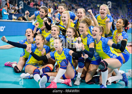 Mannheim, Allemagne. Feb 24, 2019. Volley-ball, les femmes : les AP Cup, SSC Palmberg Schwerin - MTV Stuttgart, final, dans le SAP Arena. L'équipe de Schwerin se réjouit de la victoire. Credit : Uwe Anspach/dpa/Alamy Live News Banque D'Images