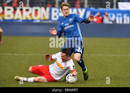 Regensburg, Allemagne. Feb 24, 2019. Gotoku SAKAI (HSV Hambourg Hambourg Hambourg), l'action, les duels contre Andreas GEIPL (R). Soccer 2. Bundesliga / SSV Jahn Regensburg-HSV Hamburg Hambourg 2-1, 23.journée, journée23, Ligue2, de la saison 2018/19 du 24/02/2019. ARENA CONTINENTAL, le LDF RÈGLEMENT Interdire toute photographie COMME NOUS LES SÉQUENCES D'IMAGES ET/OU QUASI VIDÉO. Utilisation dans le monde entier | Credit : dpa/Alamy Live News Banque D'Images