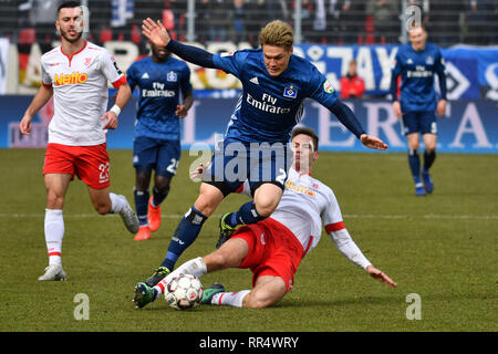 Regensburg, Allemagne. Feb 24, 2019. Gotoku SAKAI (HSV Hambourg Hambourg Hambourg), l'action, les duels contre Maximilien THALHAMMER (Regensburg), football 2. Bundesliga / SSV Jahn Regensburg-HSV Hamburg Hambourg Hambourg 2-1, 23.journée, journée23, Liga2, la saison 2018/19 sur 24,02 2019 .. ARENA CONTINENTAL, le LDF RÈGLEMENT Interdire toute photographie COMME NOUS LES SÉQUENCES D'IMAGES ET/OU QUASI VIDÉO. Utilisation dans le monde entier | Credit : dpa/Alamy Live News Banque D'Images