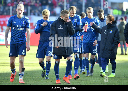 Joueur du hamburger, déception, frustré, déçu, frustré, découragé, après la fin du jeu, l'action. v.li:Rick van DRONGELEN (HSV Hambourg Hambourg Hambourg), Gotoku SAKAI (HSV Hambourg Hambourg Hambourg), Lewis HOLTBY (HSV Hambourg Hambourg Hambourg), Pierre Michel LASOGGA (HSV Hambourg Hambourg Hambourg), Fiete ARP (HSV Hamburg Hambourg Hambourg), Soccer 2. Bundesliga / SSV Jahn Regensburg-HSV Hamburg Hambourg 2-1, 23.journée, journée23, Liga2, la saison 2018/19 du 24/02/2019. ARENA CONTINENTAL, le LDF RÈGLEMENT Interdire toute photographie COMME NOUS LES SÉQUENCES D'IMAGES ET/OU QUASI VIDÉO. Dans le monde d'utilisation | Banque D'Images