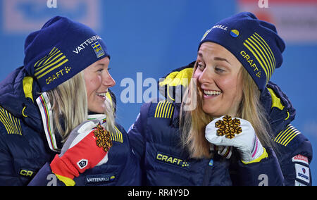 Seefeld, Autriche. Feb 24, 2019. Championnat du Monde de cross-country, classique, Sprint par équipe, les femmes. Maja Dahlqvist (l) et Stina Nilsson de Suède sont heureux de leurs médailles d'or. Credit : Hendrik Schmidt/dpa-Zentralbild/dpa/Alamy Live News Banque D'Images