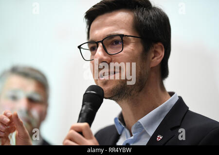 Freiburg, Allemagne. Feb 24, 2019. Maire Martin Horn (non partie) parle aux citoyens après la décision pour l'organisation d'un référendum pour le nouveau projet du district de Fribourg Dietenbach. La construction prévue d'un nouveau quartier à Freiburg a reçu la majorité nécessaire lors d'un référendum. Crédit : Patrick Seeger/dpa/Alamy Live News Banque D'Images