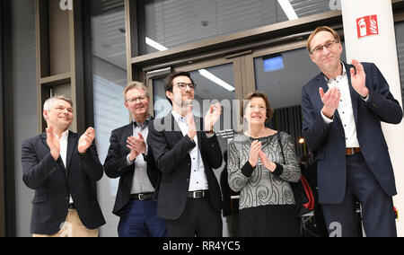 Freiburg, Allemagne. Feb 24, 2019. Le maire financier Stefan Breiter, Maire Social Ulrich von Kirchbach, Maire Martin Horn (non partie), de l'environnement Maire Gerda Stuchlik et maire de construction Martin Haag (l-r) applaudir après la décision dans l'organisation d'un référendum sur le nouveau projet du district de Fribourg Dietenbach. La construction prévue d'un nouveau quartier à Freiburg a reçu la majorité nécessaire lors d'un référendum. Crédit : Patrick Seeger/dpa/Alamy Live News Banque D'Images