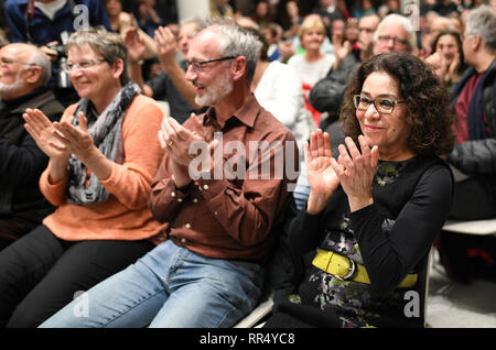 Freiburg, Allemagne. Feb 24, 2019. Les partisans de la nouvelle zone résidentielle Dietenbach applaudissent l'annonce des résultats des élections du référendum pour la nouvelle zone résidentielle Dietenbach. La construction prévue d'un nouveau quartier à Freiburg a reçu la majorité nécessaire lors d'un référendum. Crédit : Patrick Seeger/dpa/Alamy Live News Banque D'Images