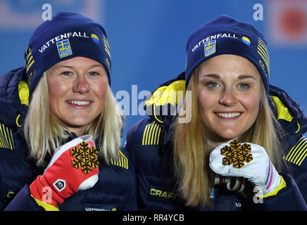 Seefeld, Autriche. Feb 24, 2019. Championnat du Monde de cross-country, classique, Sprint par équipe, les femmes. Maja Dahlqvist (l) et Stina Nilsson de Suède sont heureux de leurs médailles d'or. Credit : Hendrik Schmidt/dpa-Zentralbild/dpa/Alamy Live News Banque D'Images