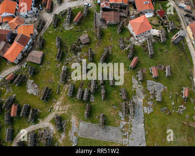 23 février 2019 - Lindoso, Portugal - (Note du rédacteur : l'image a été prise avec un drone.) .une vue générale de la roche greniers sur la pente à côté du château de Lindoso..Il y a plus de 60 greniers rock, et c'est le plus grand rassemblement de greniers au Portugal. Construire au cours du 18e siècle les greniers a servi comme une grange pour la communauté pour stocker les épis de maïs des éléments, leur permettant d'être séchées. En haut de la grange sont habituellement traverse que la façon dont les agriculteurs ont été posées pour la protection divine pour leurs récoltes. (Crédit Image : © Omar Marques/SOPA des images à l'aide de Zuma sur le fil) Banque D'Images