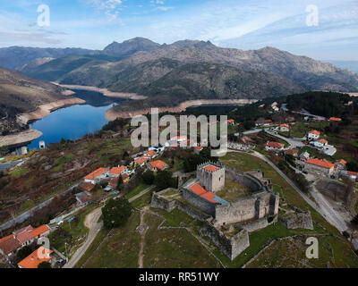 23 février 2019 - Lindoso, Portugal - (Note du rédacteur : l'image a été prise avec un drone.) .une vue générale de la roche greniers sur la pente à côté du château de Lindoso..Il y a plus de 60 greniers rock, et c'est le plus grand rassemblement de greniers au Portugal. Construire au cours du 18e siècle les greniers a servi comme une grange pour la communauté pour stocker les épis de maïs des éléments, leur permettant d'être séchées. En haut de la grange sont habituellement traverse que la façon dont les agriculteurs ont été posées pour la protection divine pour leurs récoltes. (Crédit Image : © Omar Marques/SOPA des images à l'aide de Zuma sur le fil) Banque D'Images