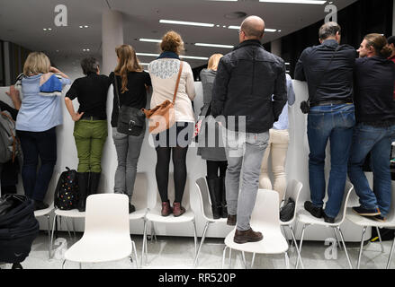 Freiburg, Allemagne. Feb 24, 2019. Suivre les citoyens l'annonce des résultats des élections du référendum pour la nouvelle zone résidentielle Dietenbach sur des chaises. La construction prévue d'un nouveau quartier à Freiburg a reçu la majorité nécessaire lors d'un référendum. Crédit : Patrick Seeger/dpa/Alamy Live News Banque D'Images