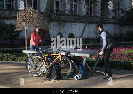 Londres, Royaume-Uni. 24 Février, 2019. Un couple de faire une partie de tennis de table dans la région de Whitehall Gardens, Westminster, London, UK en début d'après-midi sur ce printemps ensoleillé, février comme le jour. Crédit : Joe Keurig /Alamy Live News Banque D'Images