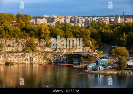 Centre de plongée à Kraken réservoir Zakrzowek, ville de Cracovie en Pologne, le lac et les falaises de l'ancienne carrière de calcaire. Banque D'Images