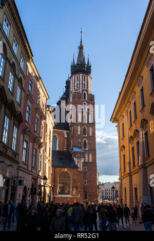 La basilique Sainte-Marie de Cracovie, Pologne, vue depuis la rue Florianska Banque D'Images