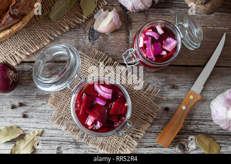 Préparation des betteraves fermentées kvass avec oignons, ail et épices Banque D'Images