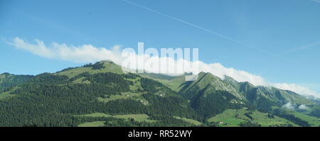 Vu de panorama alpin'Gruyeres ville suisse avec ciel bleu clair en 2018, jour d'été chaud et ensoleillé sur août. Banque D'Images