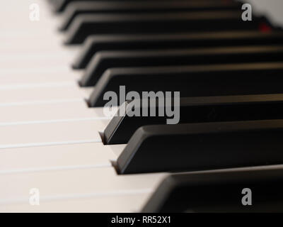 Un gros plan du beau noir et blanc Touches d'un clavier de piano classique Banque D'Images