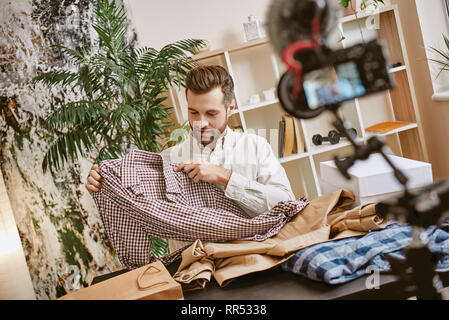 Vêtements de mode. Portrait d'homme barbu blogger à enregistrer de nouveaux contenus vidéo sur vêtement élégant pour son vlog. Youtube. Instagram. Les médias sociaux. Fa Banque D'Images