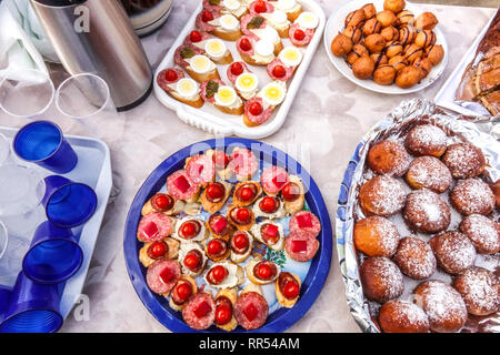 République tchèque, sandwichs préparé des beignets pour le carnaval les participants, République tchèque carnaval - masopust dans village rural Banque D'Images