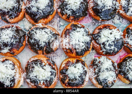 Beignets traditionnels tchèques à la confiture de prunes préparés pour les participants au carnaval, carnaval tchèque - masopust dans un village rural kolace pâtisserie tchèque Banque D'Images