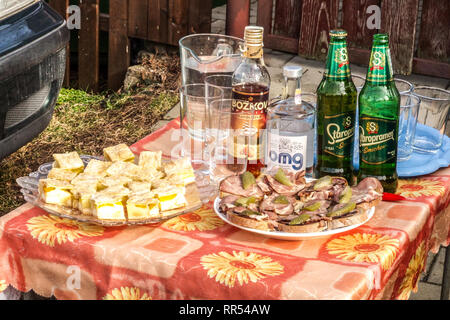 Tchèque, une table avec des sandwichs, de l'alcool, préparé pour la bière tchèque, les participants du Carnaval Carnaval - masopust dans village rural Banque D'Images