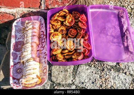 République tchèque l'alimentation, des gâteaux dans la boîte en plastique, préparé pour les participants du Carnaval Carnaval - masopust, République tchèque dans un village rural Banque D'Images